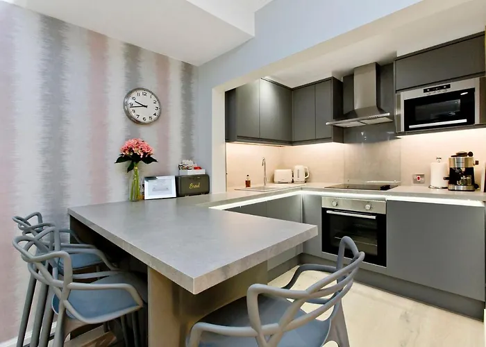 شقة Ultra Modern, West End Village, Refurbished Basement Appt