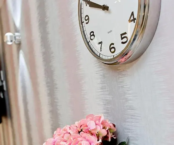 Ultra Modern, West End Village, Refurbished Basement Appt شقة *