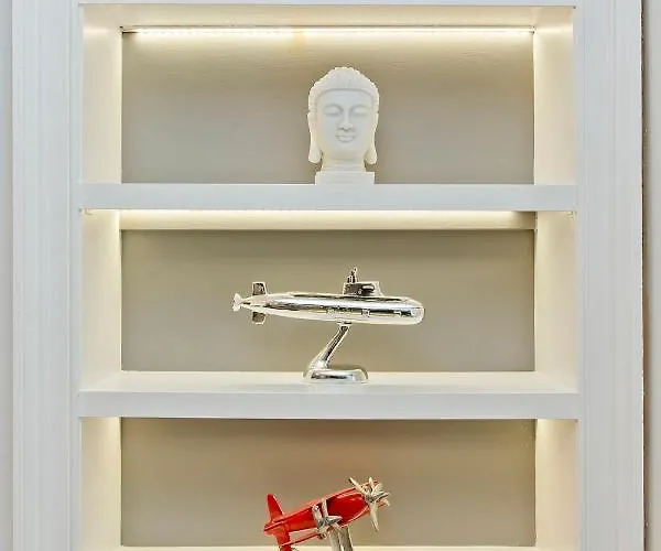 شقة Ultra Modern, West End Village, Refurbished Basement Appt *