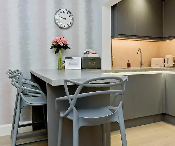 Ultra Modern, West End Village, Refurbished Basement Appt *