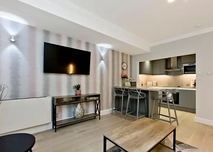 Ultra Modern, West End Village, Refurbished Basement Appt شقة *