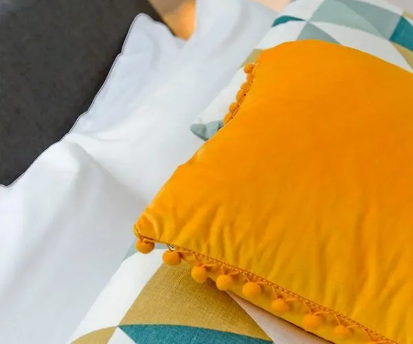 Ultra Modern, West End Village, Refurbished Basement Appt شقة *