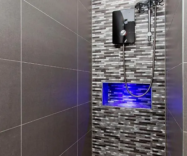 شقة Ultra Modern, West End Village, Refurbished Basement Appt