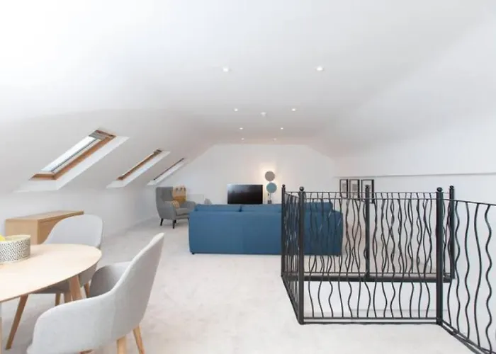 Deluxe Duplex With Garage *