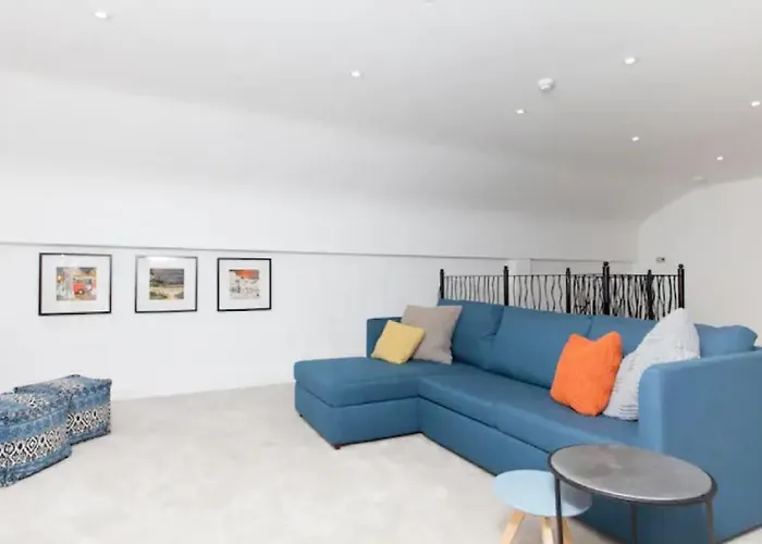 Deluxe Duplex With Garage *