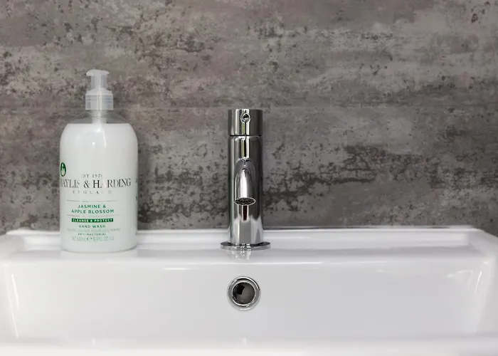 מלון 48 Gilmore Place Residences *