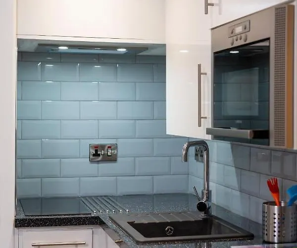 מלון 48 Gilmore Place Residences *