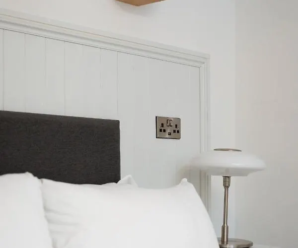 מלון 48 Gilmore Place Residences