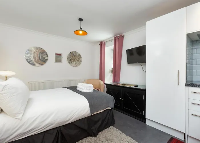 48 Gilmore Place Residences * אדינבורו