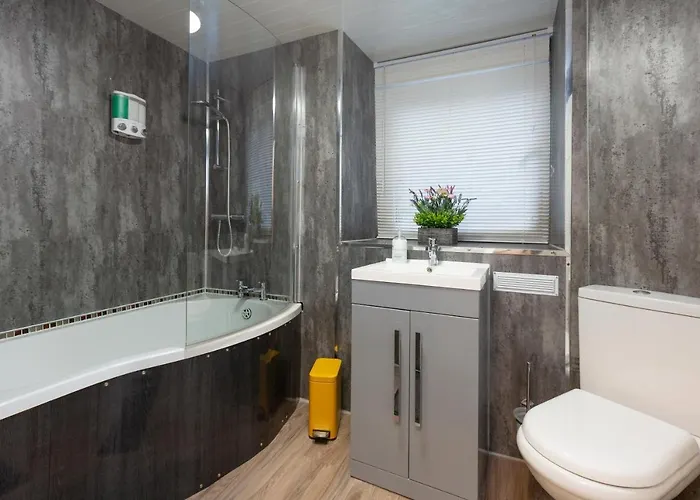 מלון 48 Gilmore Place Residences