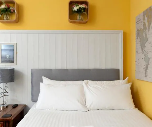 48 Gilmore Place Residences מלון *