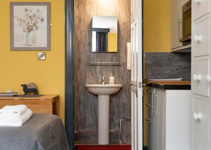 מלון 48 Gilmore Place Residences