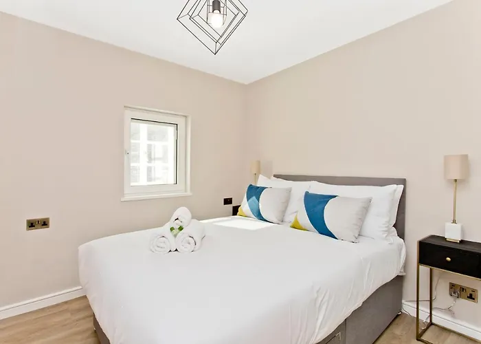 Newly Reno'd 2 Bed With Free Parking