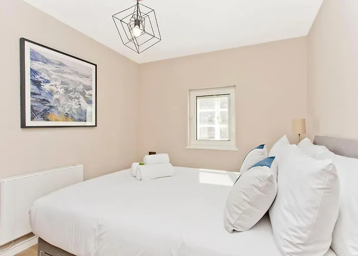 Newly Reno'd 2 Bed With Free Parking