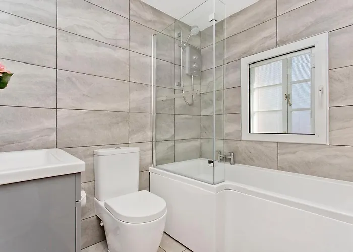 Newly Reno'd 2 Bed With Free Parking