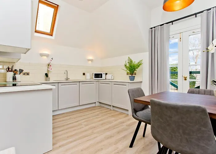 Newly Reno'd 2 Bed With Free Parking *