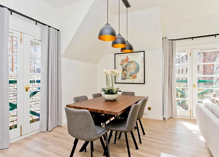 Newly Reno'd 2 Bed With Free Parking