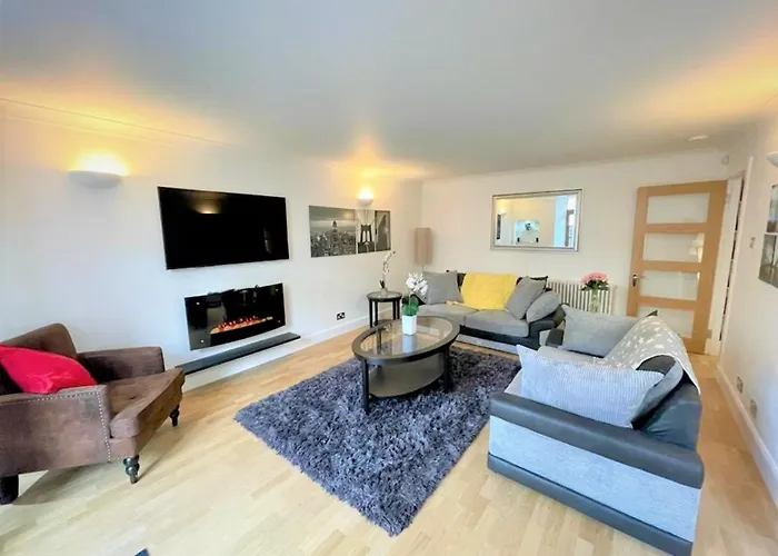 Elite 3 Bed New Town With Private Walled Garden Apartment *