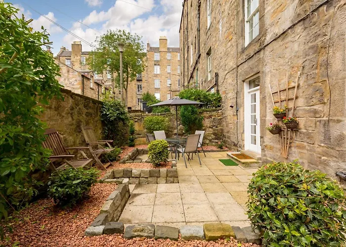 Elite 3 Bed New Town With Private Walled Garden Apartment