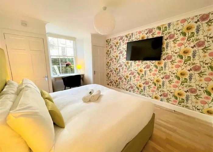 Apartment Elite 3 Bed New Town With Private Walled Garden