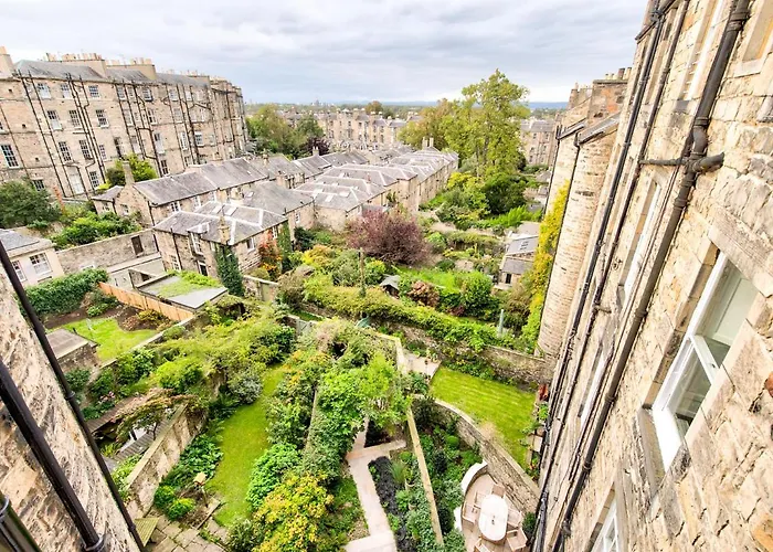 בית נופש Beautiful Centre Georgian 4 Bed Townhouse With Private Garden אדינבורו