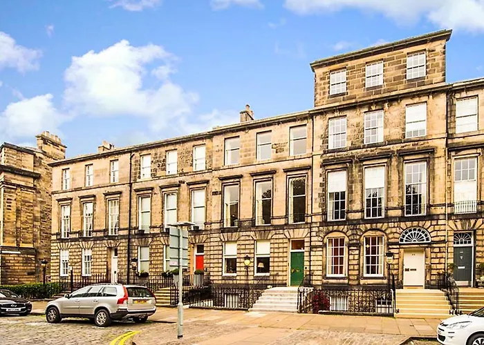 Beautiful Centre Georgian 4 Bed Townhouse With Private Garden אדינבורו