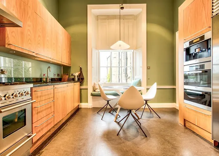 Beautiful Centre Georgian 4 Bed Townhouse With Private Garden