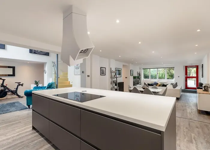Luxury Architect Designed 13 Mins To Royal Mile Holiday home *