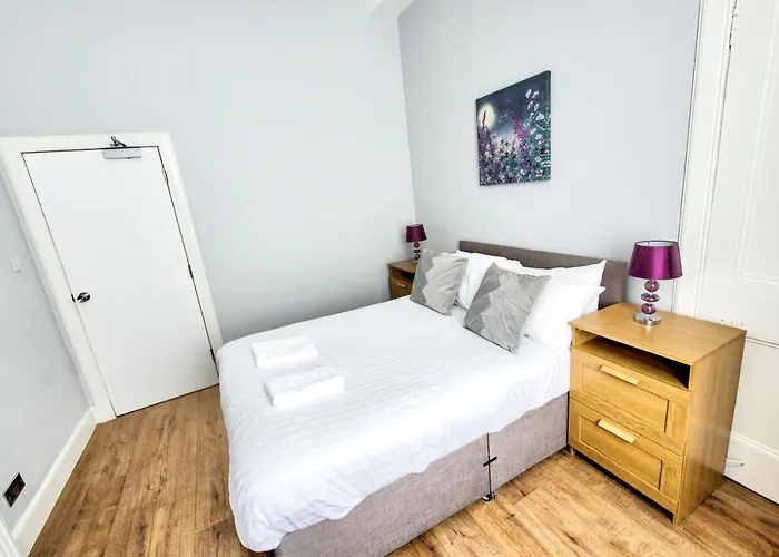 شقة Modern Sleeps 6 *