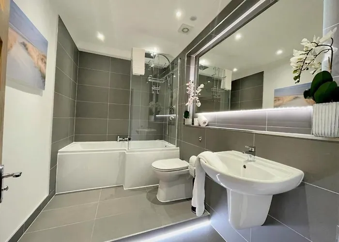 Elite 3 Bed New Town With Private Walled Garden Apartment *