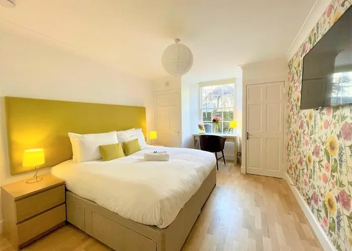 Apartment Elite 3 Bed New Town With Private Walled Garden