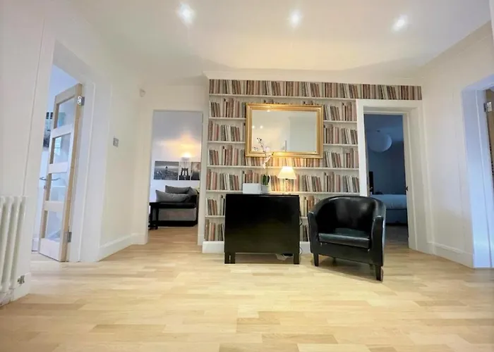 Elite 3 Bed New Town With Private Walled Garden Apartment