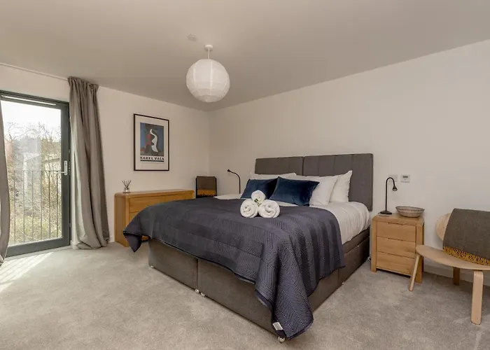 Designer Urban Apartment With City Terrace *