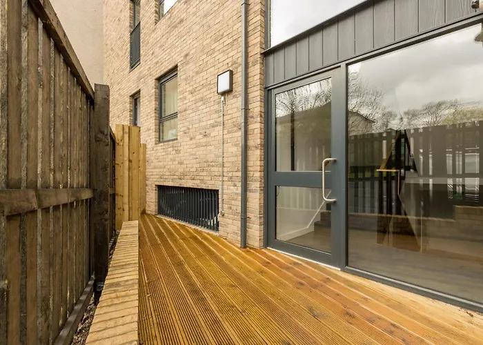Designer Urban Apartment With City Terrace Edinburgh