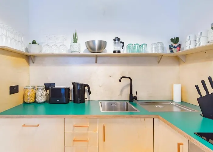 The Plywood Flat, Modern Style In A Traditional Tenement דירה