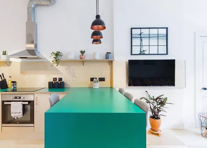 דירה The Plywood Flat, Modern Style In A Traditional Tenement *