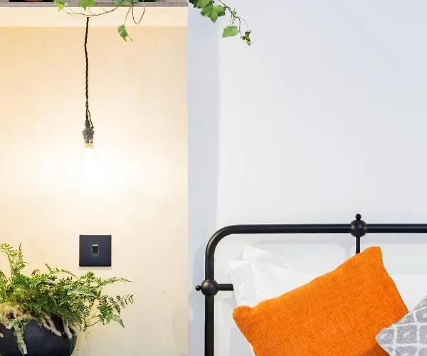 The Plywood Flat, Modern Style In A Traditional Tenement אדינבורו