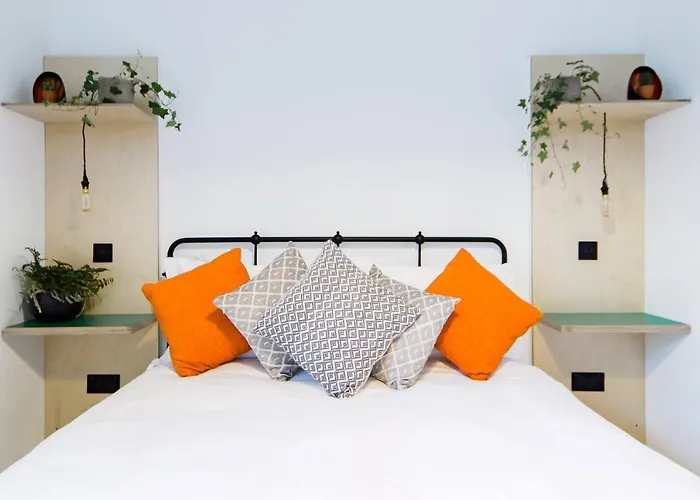 The Plywood Flat, Modern Style In A Traditional Tenement דירה