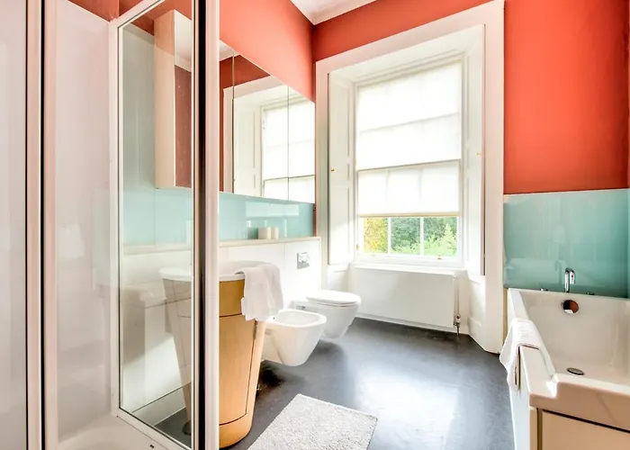 Beautiful Centre Georgian 4 Bed Townhouse With Private Garden בית נופש אדינבורו