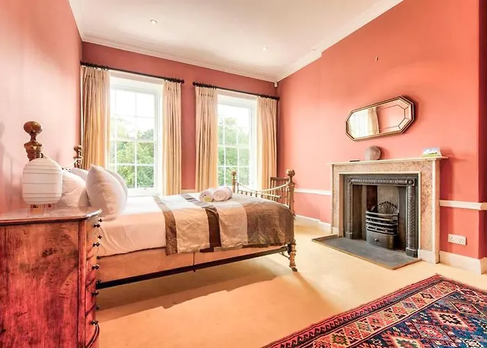 Beautiful Centre Georgian 4 Bed Townhouse With Private Garden *