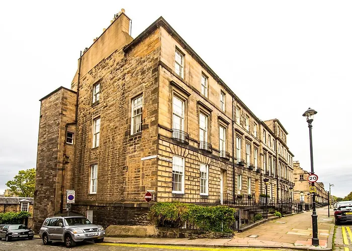 Beautiful Centre Georgian 4 Bed Townhouse With Private Garden בית נופש