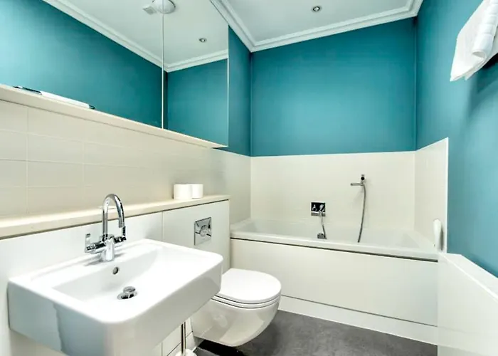 Beautiful Centre Georgian 4 Bed Townhouse With Private Garden