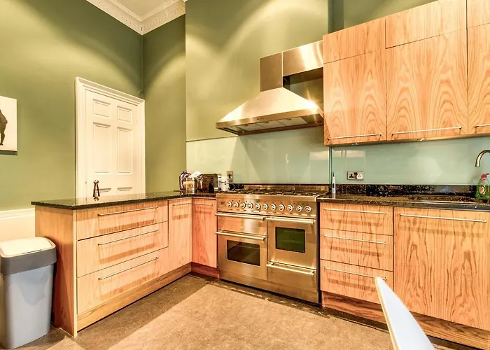 Beautiful Centre Georgian 4 Bed Townhouse With Private Garden