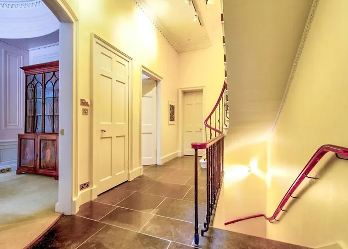 Beautiful Centre Georgian 4 Bed Townhouse With Private Garden בית נופש אדינבורו