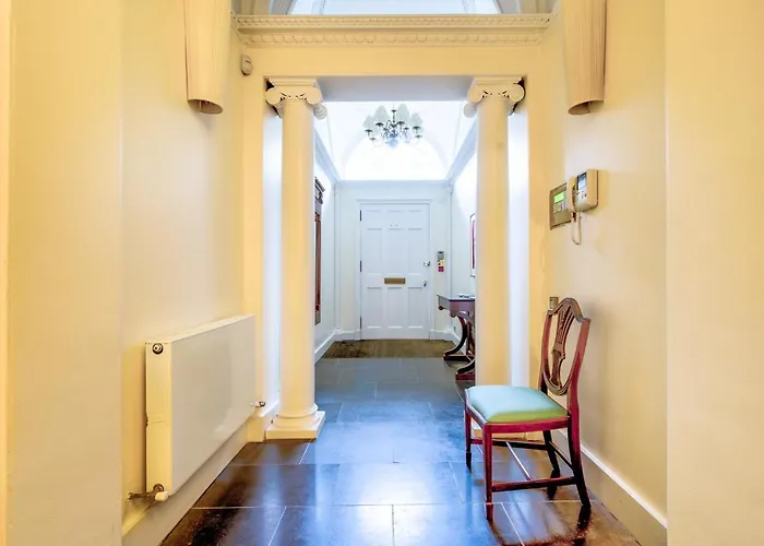 Beautiful Centre Georgian 4 Bed Townhouse With Private Garden