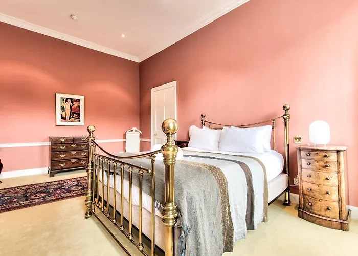 Beautiful Centre Georgian 4 Bed Townhouse With Private Garden בית נופש אדינבורו