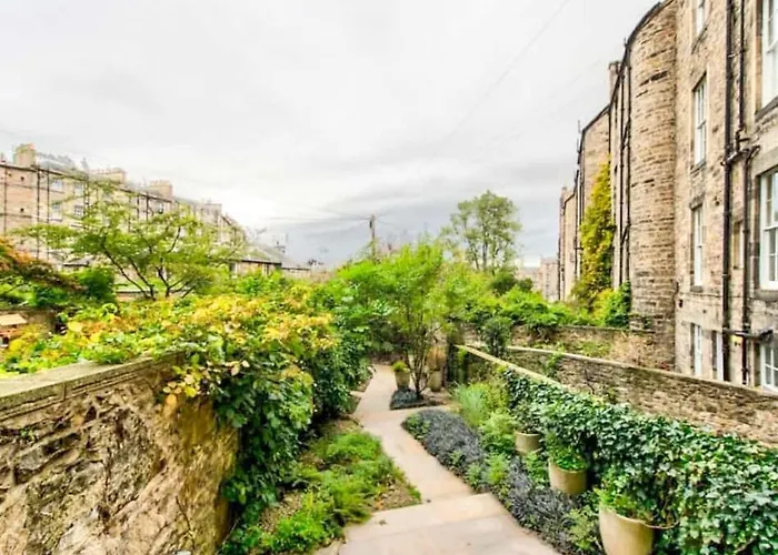 Beautiful Centre Georgian 4 Bed Townhouse With Private Garden