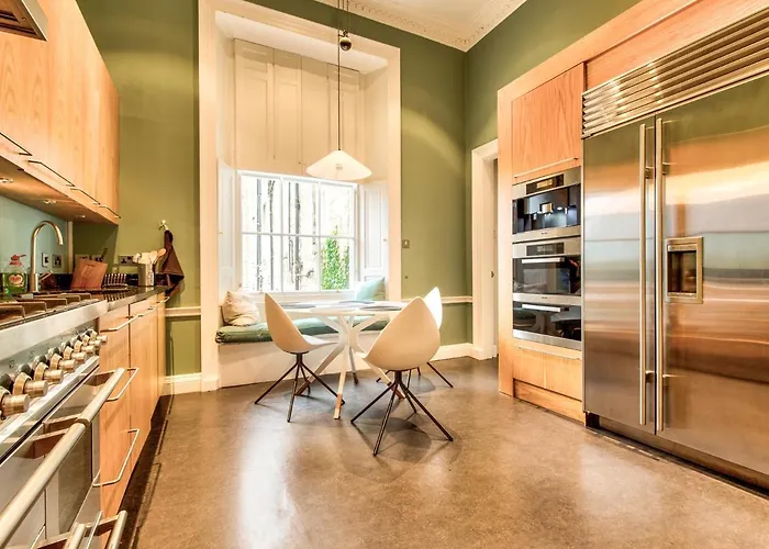 Beautiful Centre Georgian 4 Bed Townhouse With Private Garden בית נופש אדינבורו