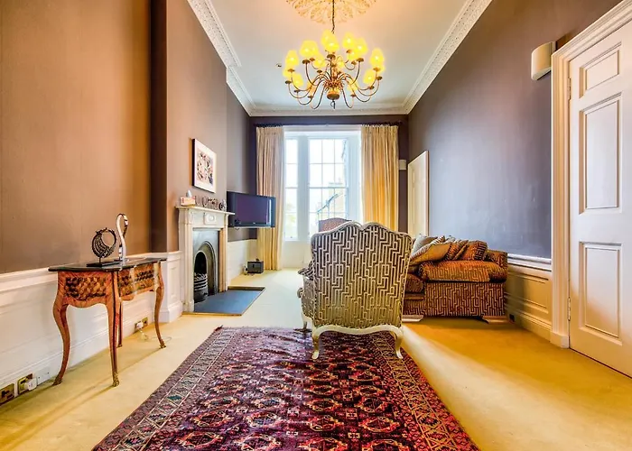 בית נופש Beautiful Centre Georgian 4 Bed Townhouse With Private Garden *