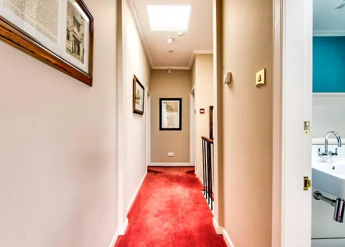 Beautiful Centre Georgian 4 Bed Townhouse With Private Garden בית נופש